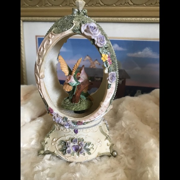 Rare Vintage 1980’s Hummingbird Musical Moving Egg - Picture 1 of 8